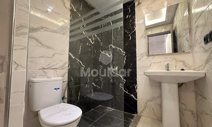 شقة جديدة للشراء مع شرفة في الطابق الثالث