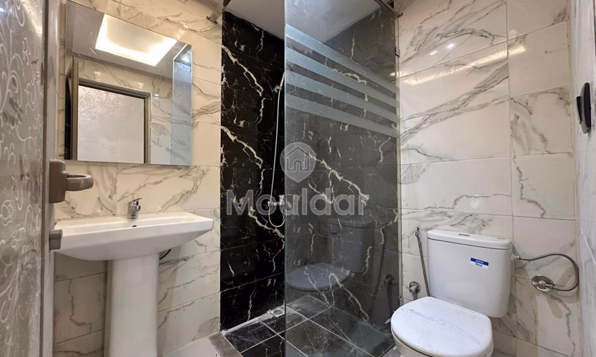 شقة جديدة للشراء مع شرفة في الطابق الثالث