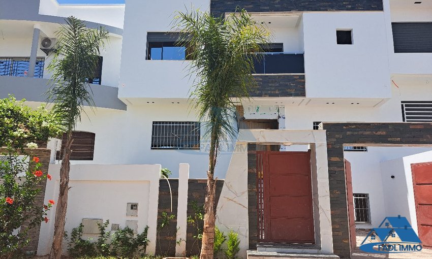 فيلا للبيع مع تراس