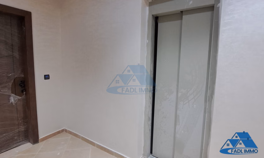 شقة للبيع مع موقف سيارات في الطابق الأول شقة للبيع مع موقف سيارات في الطابق الأول