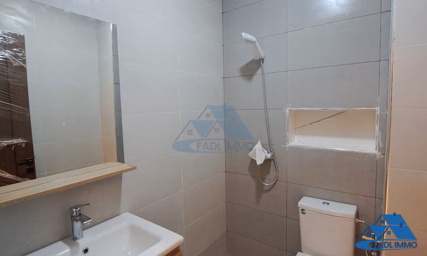 شقة للبيع مع موقف سيارات في الطابق الأول شقة للبيع مع موقف سيارات في الطابق الأول