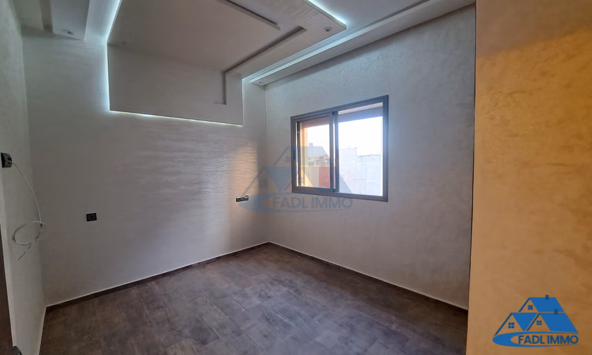 شقة للبيع مع موقف سيارات في الطابق الأول شقة للبيع مع موقف سيارات في الطابق الأول