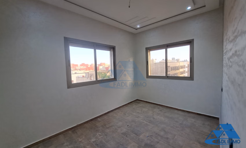 شقة للبيع مع موقف سيارات في الطابق الأول شقة للبيع مع موقف سيارات في الطابق الأول