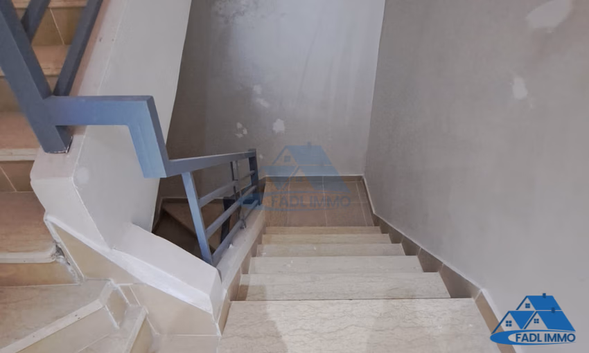 شقة للبيع مع موقف سيارات في الطابق الأول شقة للبيع مع موقف سيارات في الطابق الأول