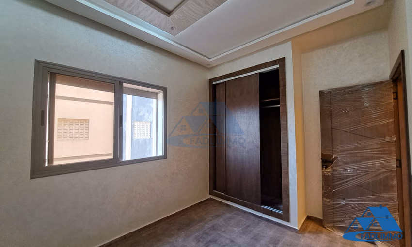 شقة للبيع مع موقف سيارات في الطابق الأول شقة للبيع مع موقف سيارات في الطابق الأول