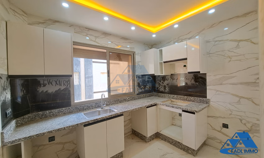 شقة للبيع مع موقف سيارات في الطابق الأول شقة للبيع مع موقف سيارات في الطابق الأول