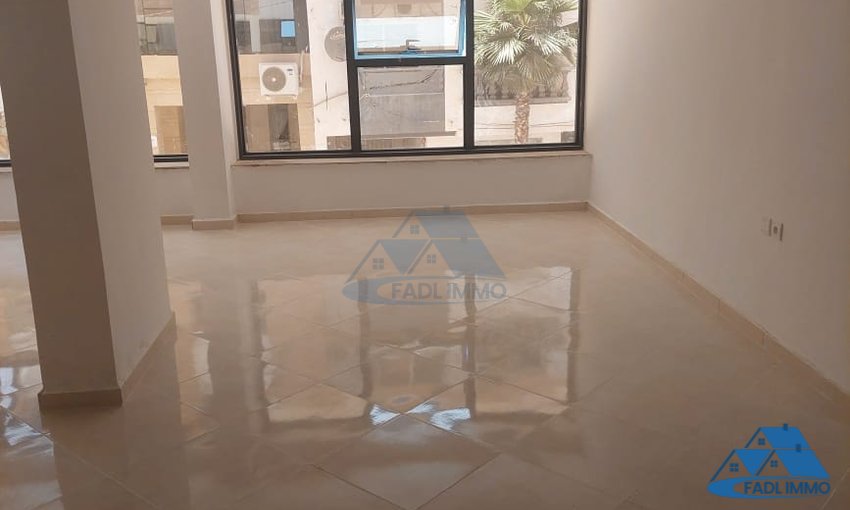 مكتب للإيجار في الطابق الأول