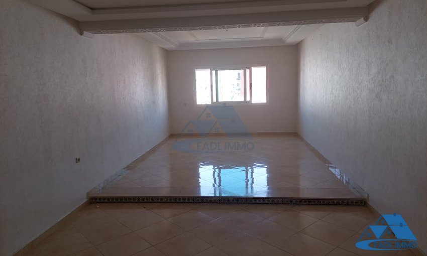 شقة للإيجار مع شرفة في الطابق الخامس