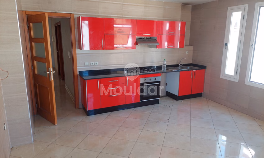 شقة للإيجار مع شرفة في الطابق الخامس