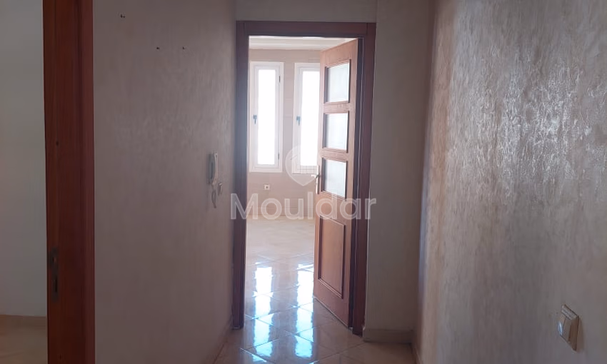 شقة للإيجار مع شرفة في الطابق الخامس