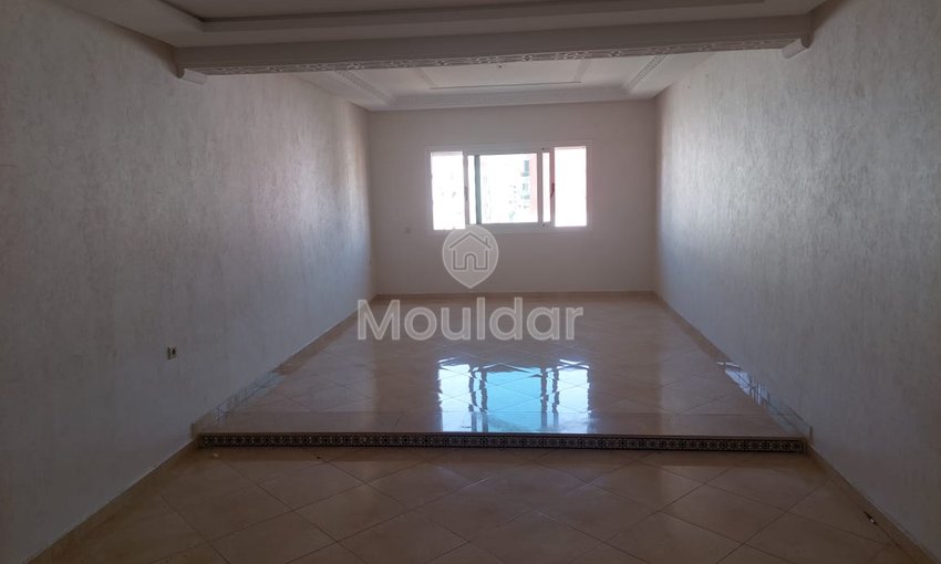 شقة للإيجار مع شرفة في الطابق الخامس