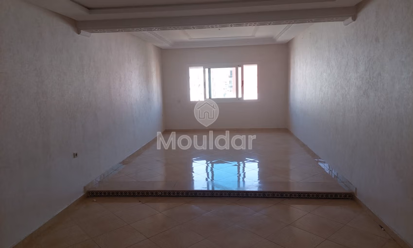 شقة للإيجار مع شرفة في الطابق الخامس