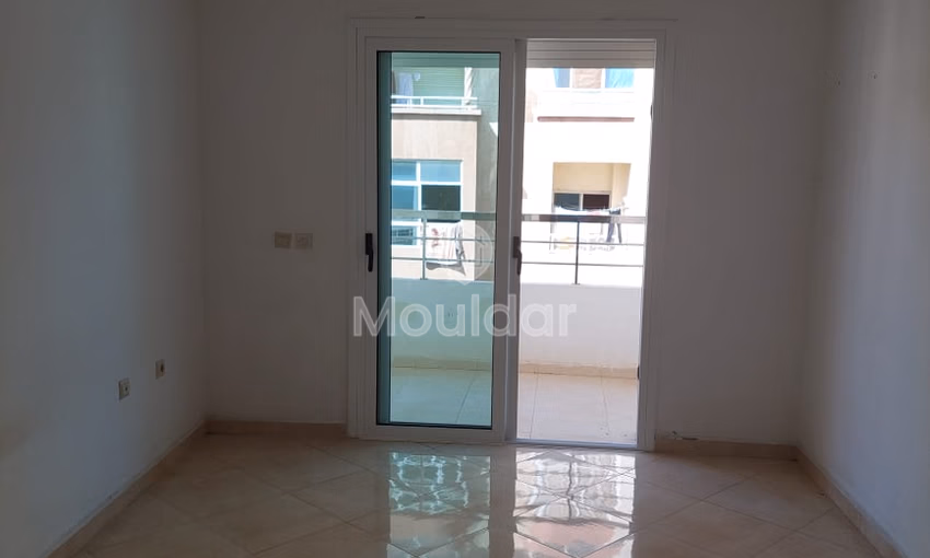 شقة للإيجار مع شرفة في الطابق الخامس