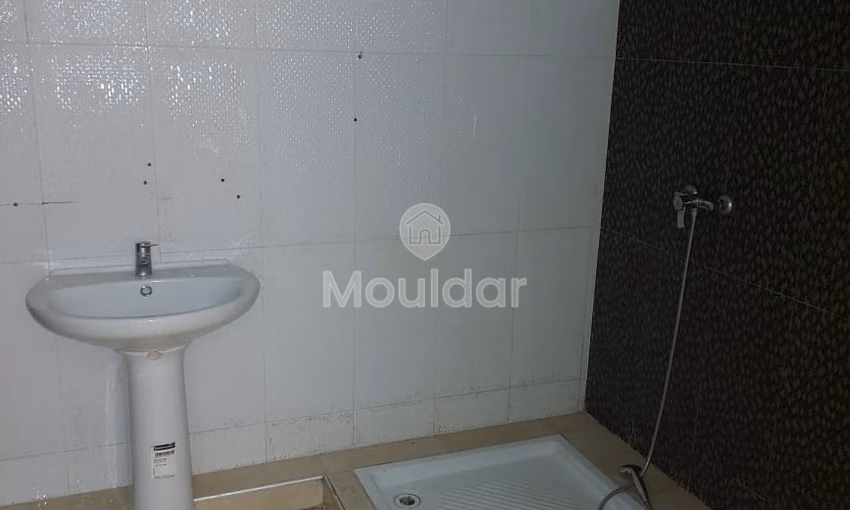 شقة للإيجار مع شرفة في الطابق الخامس