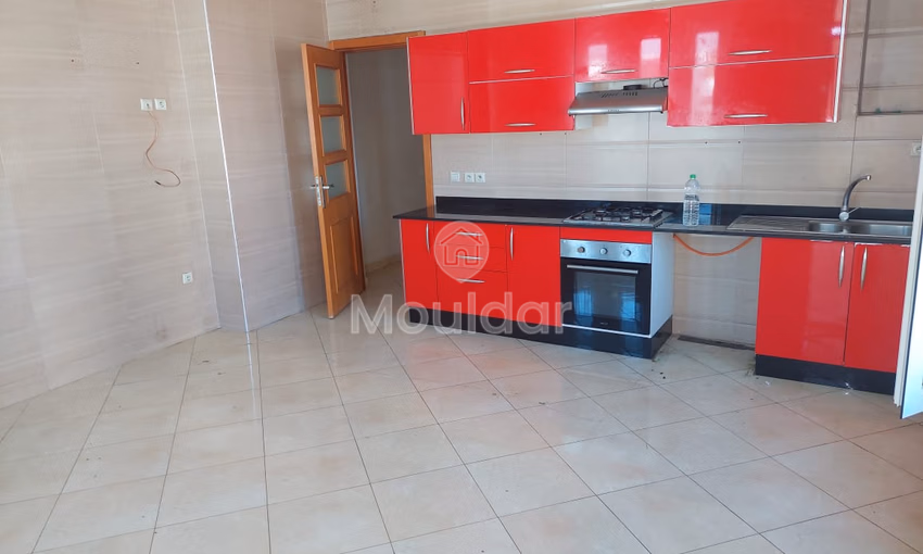 شقة للإيجار مع شرفة في الطابق الخامس