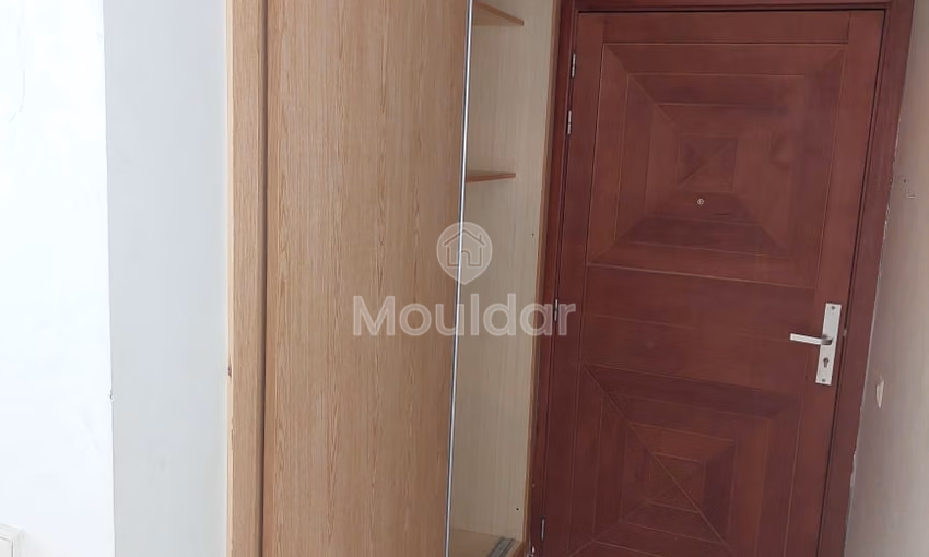 شقة للإيجار مع شرفة في الطابق الخامس