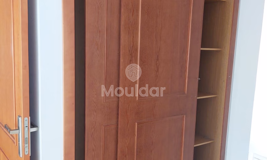 شقة للإيجار مع شرفة في الطابق الخامس