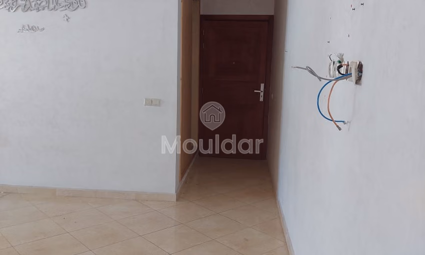 شقة للإيجار مع شرفة في الطابق الخامس