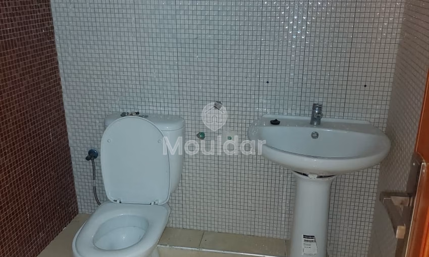 شقة للإيجار مع شرفة في الطابق الخامس