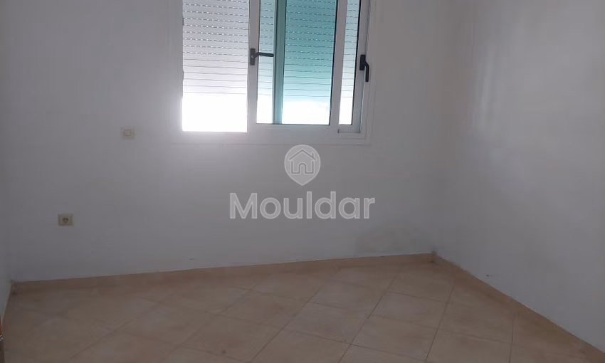 شقة للإيجار مع شرفة في الطابق الخامس