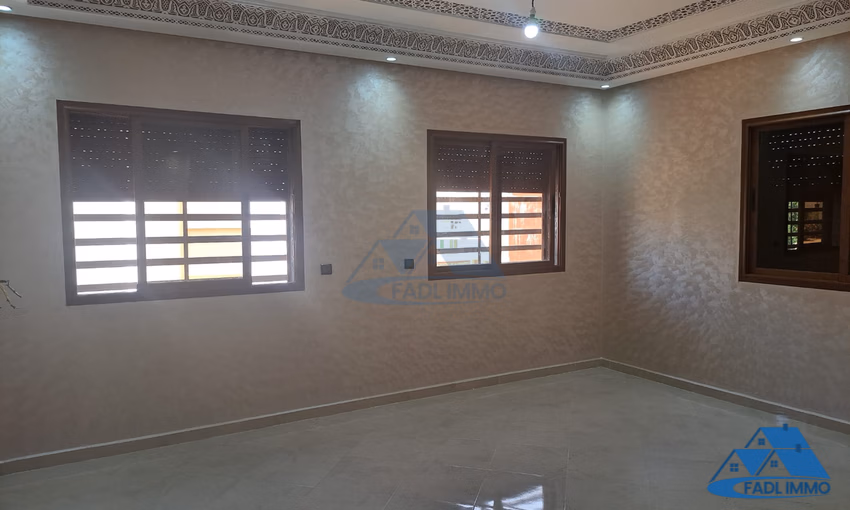 منزل للبيع مع موقف سيارات و طابقين