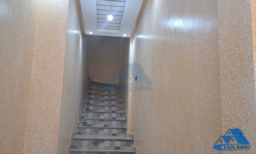 منزل للبيع مع موقف سيارات و طابقين