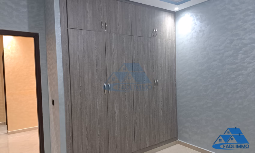 منزل للبيع مع موقف سيارات و طابقين