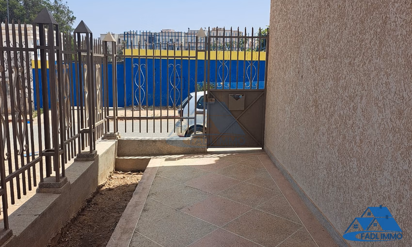 منزل للبيع مع موقف سيارات و طابقين