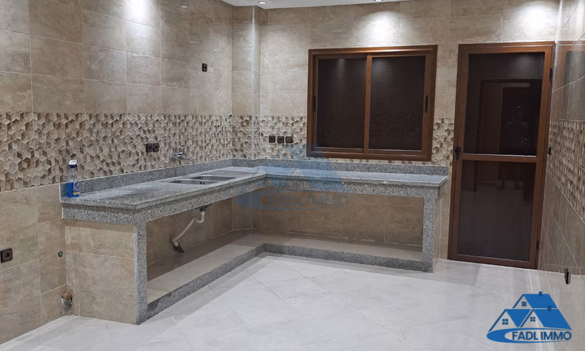 منزل للبيع مع موقف سيارات و طابقين