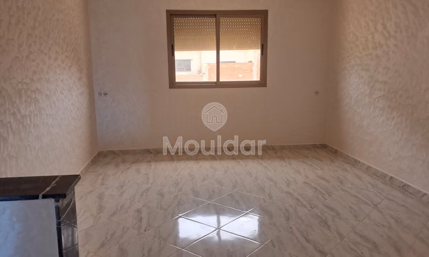 شقة جديدة للبيع مع شرفة في الطابق الأول