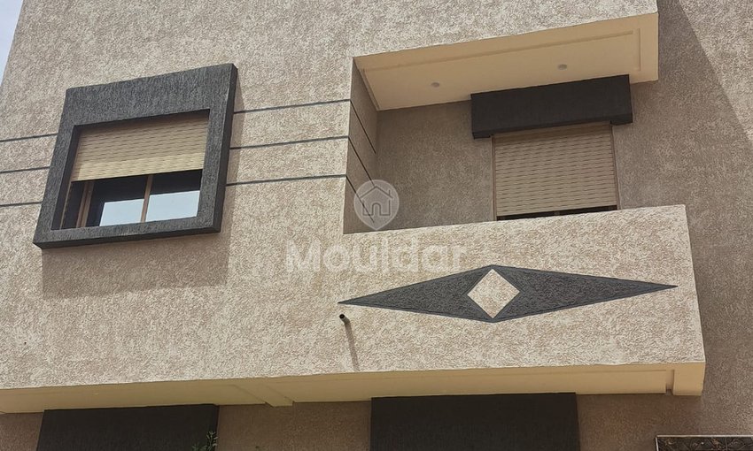 شقة جديدة للبيع مع شرفة في الطابق الأول