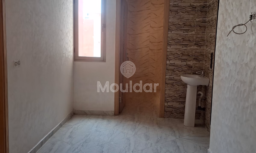 شقة جديدة للبيع مع شرفة في الطابق الأول