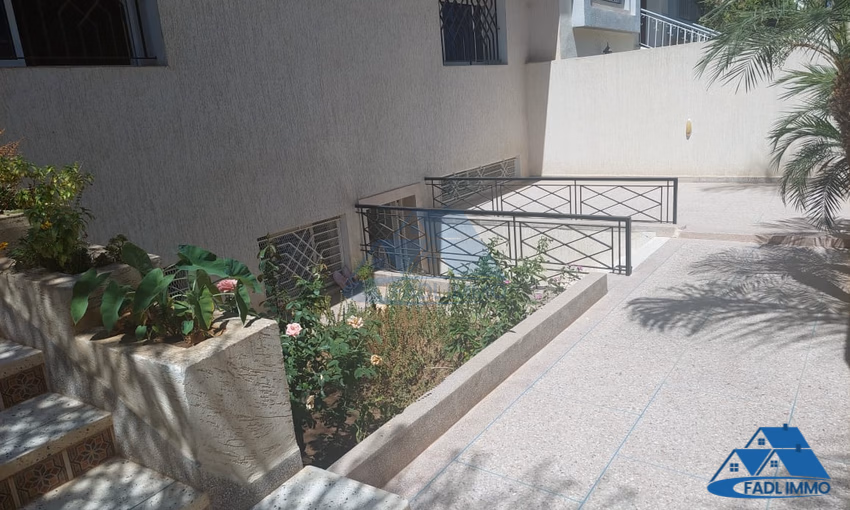 فيلا للبيع مع تراس و ثلاثة طوابق