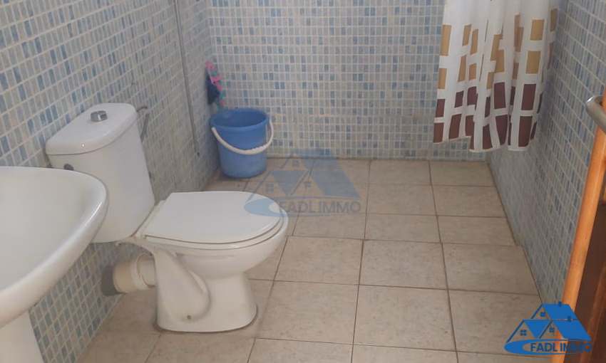 فيلا للبيع مع تراس و ثلاثة طوابق فيلا للبيع مع تراس و ثلاثة طوابق