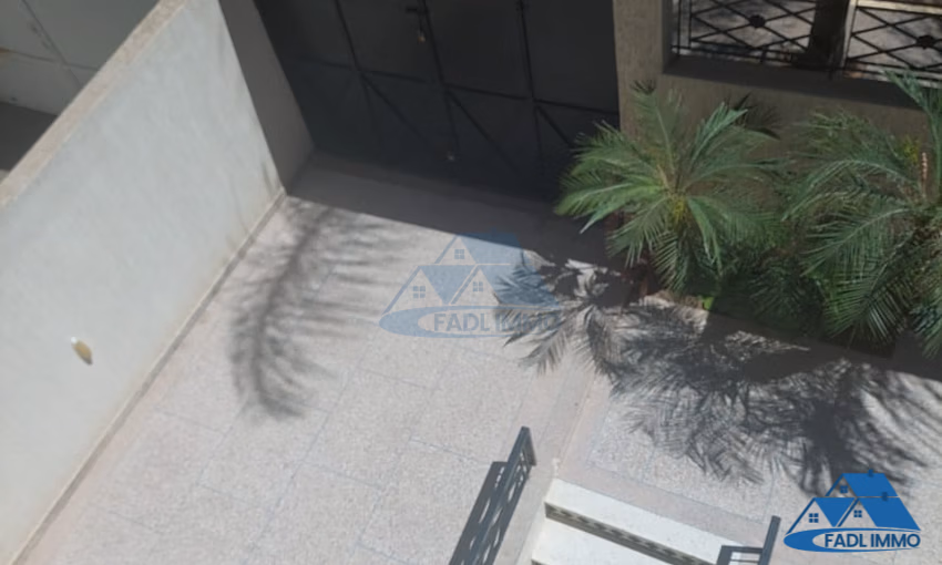 فيلا للبيع مع تراس و ثلاثة طوابق فيلا للبيع مع تراس و ثلاثة طوابق