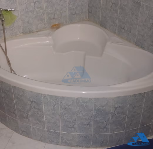 فيلا للبيع مع تراس و طابقين