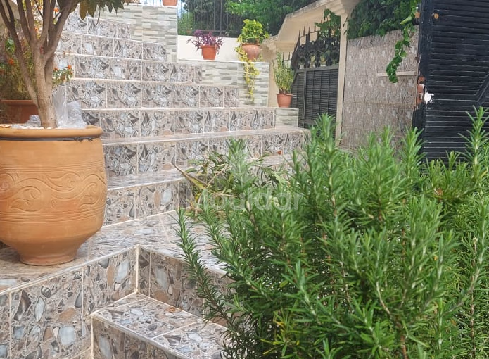 Villa à vendre avec terrasse et deux étages Villa à vendre avec terrasse et deux étages