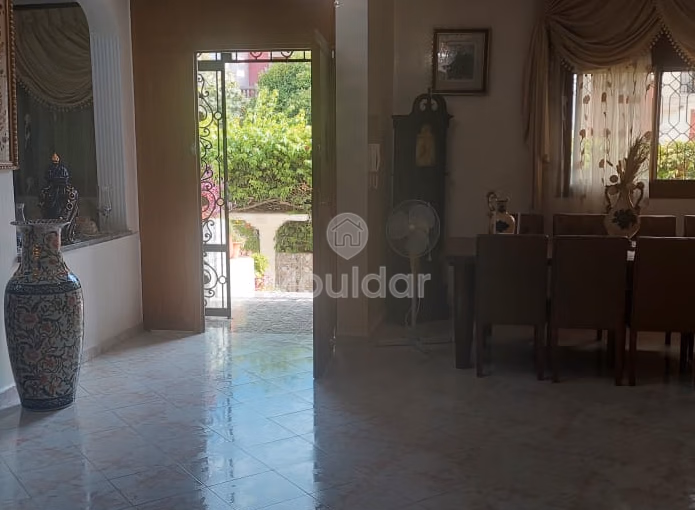 Villa à vendre avec terrasse et deux étages Villa à vendre avec terrasse et deux étages