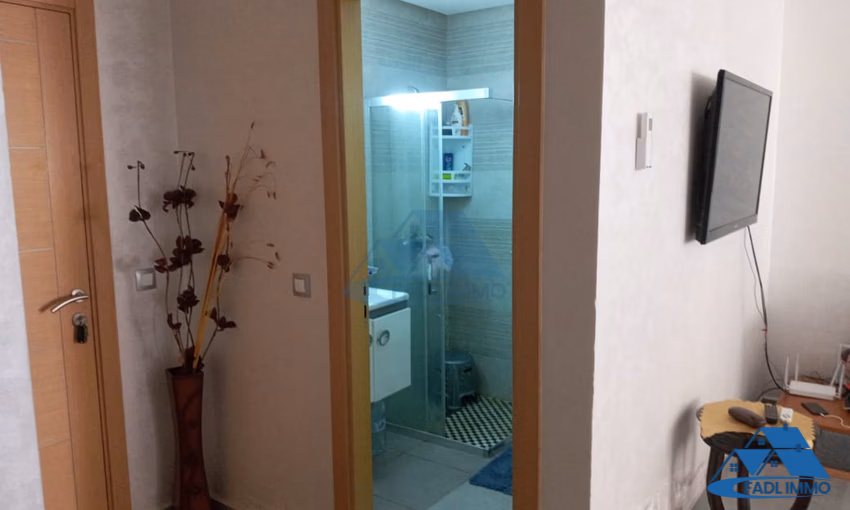 شقة للبيع مع شرفة في الطابق الثاني