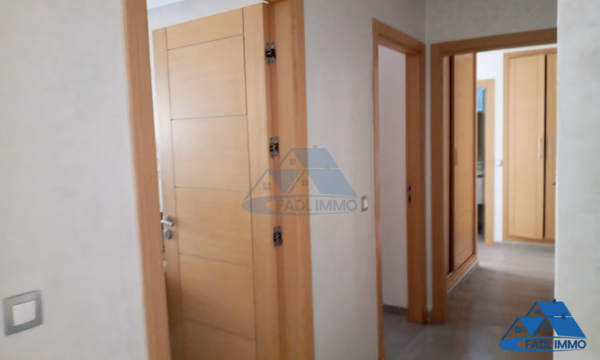 شقة للبيع مع شرفة في الطابق الثاني