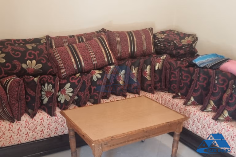 شقة للبيع مع شرفة في الطابق الخامس