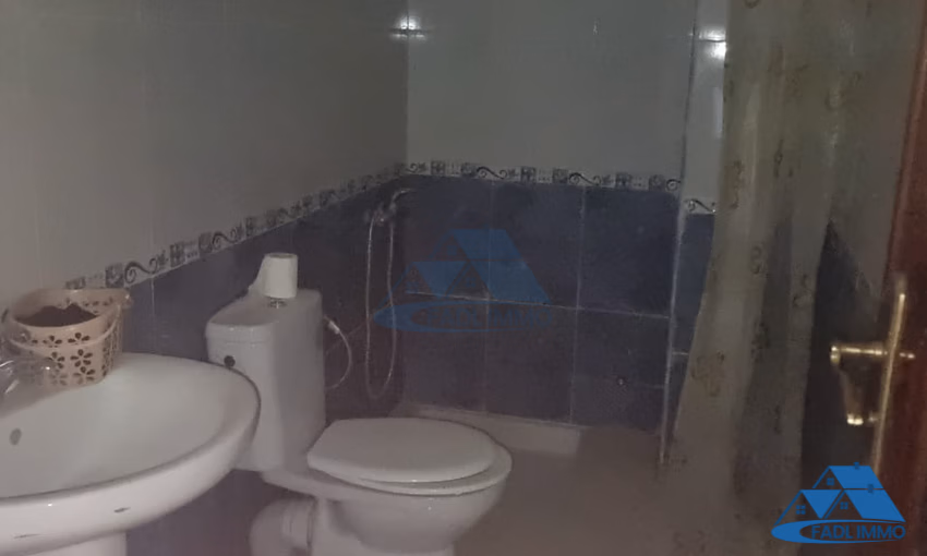 شقة للبيع مع شرفة في الطابق الخامس