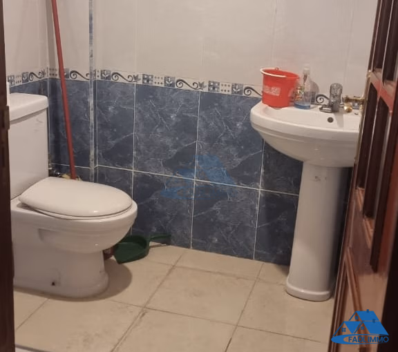 شقة للبيع مع شرفة في الطابق الخامس