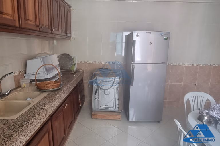 شقة للبيع مع شرفة في الطابق الخامس