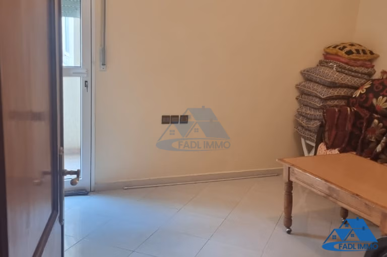 شقة للبيع مع شرفة في الطابق الخامس