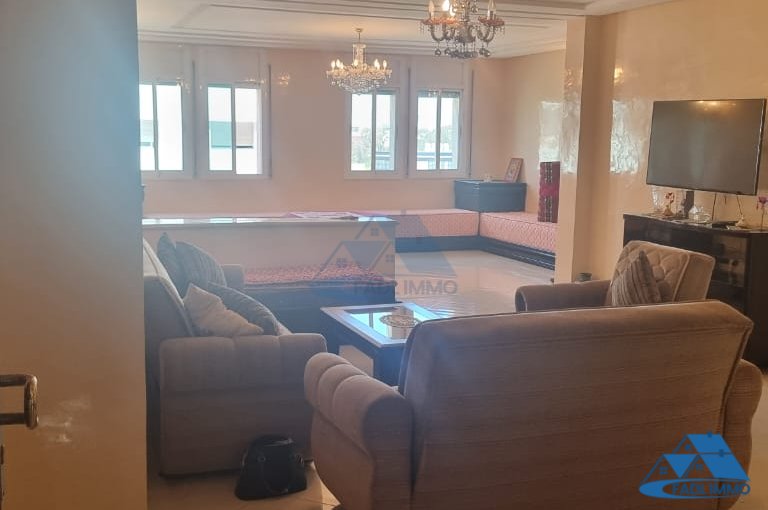 شقة للبيع مع شرفة في الطابق الخامس