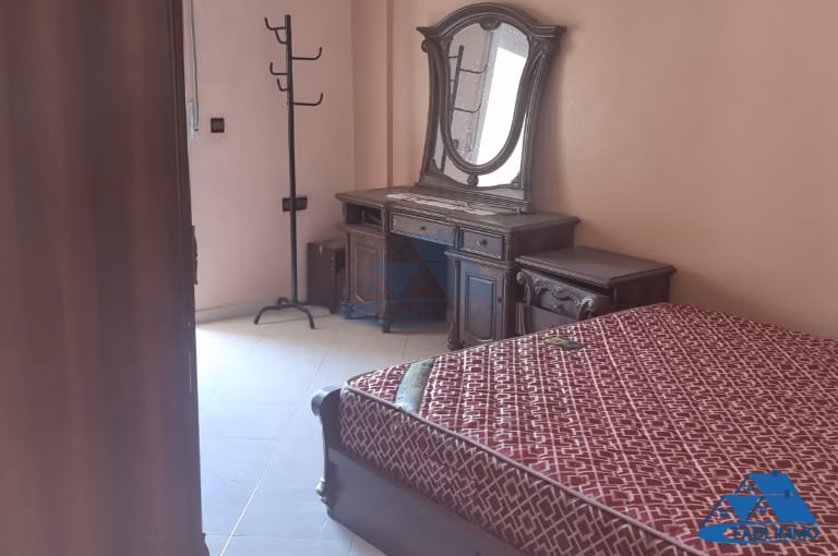 شقة للبيع مع شرفة في الطابق الخامس