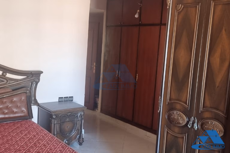 شقة للبيع مع شرفة في الطابق الخامس