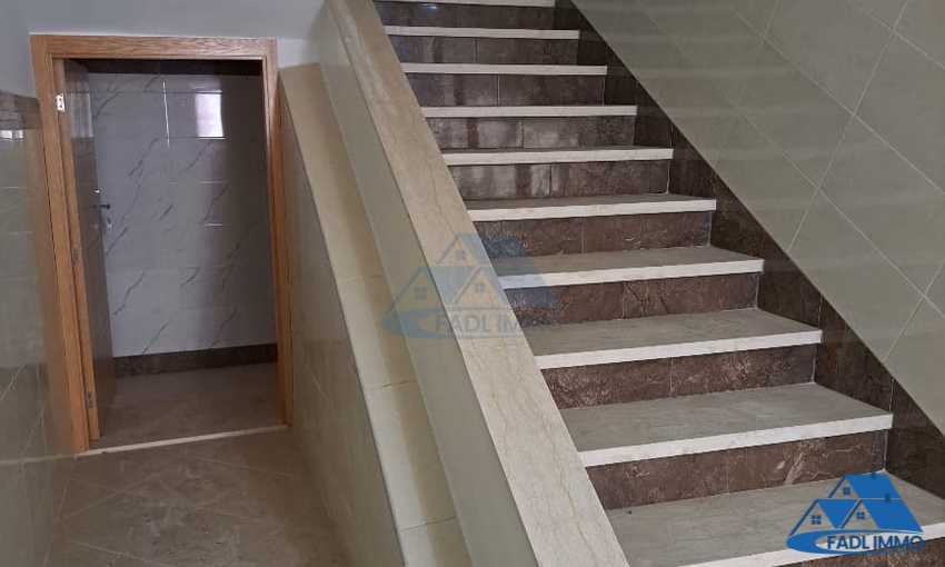 شقة جديدة للبيع مع شرفة