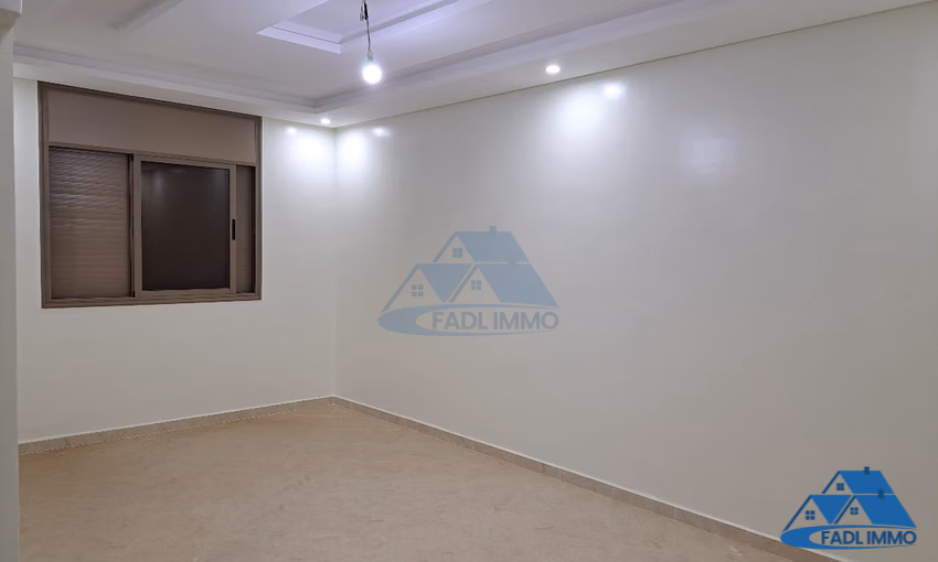 شقة جديدة للبيع مع شرفة